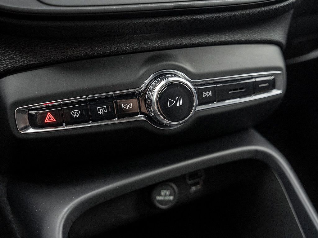 Volvo  T3 Momentum KLIMA PDC SHZ NAVI W-LAN LED