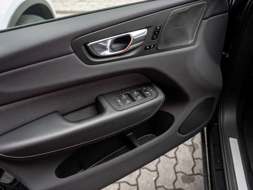 Volvo  T8 R-Design Recharge Plug-In Hybrid AWD