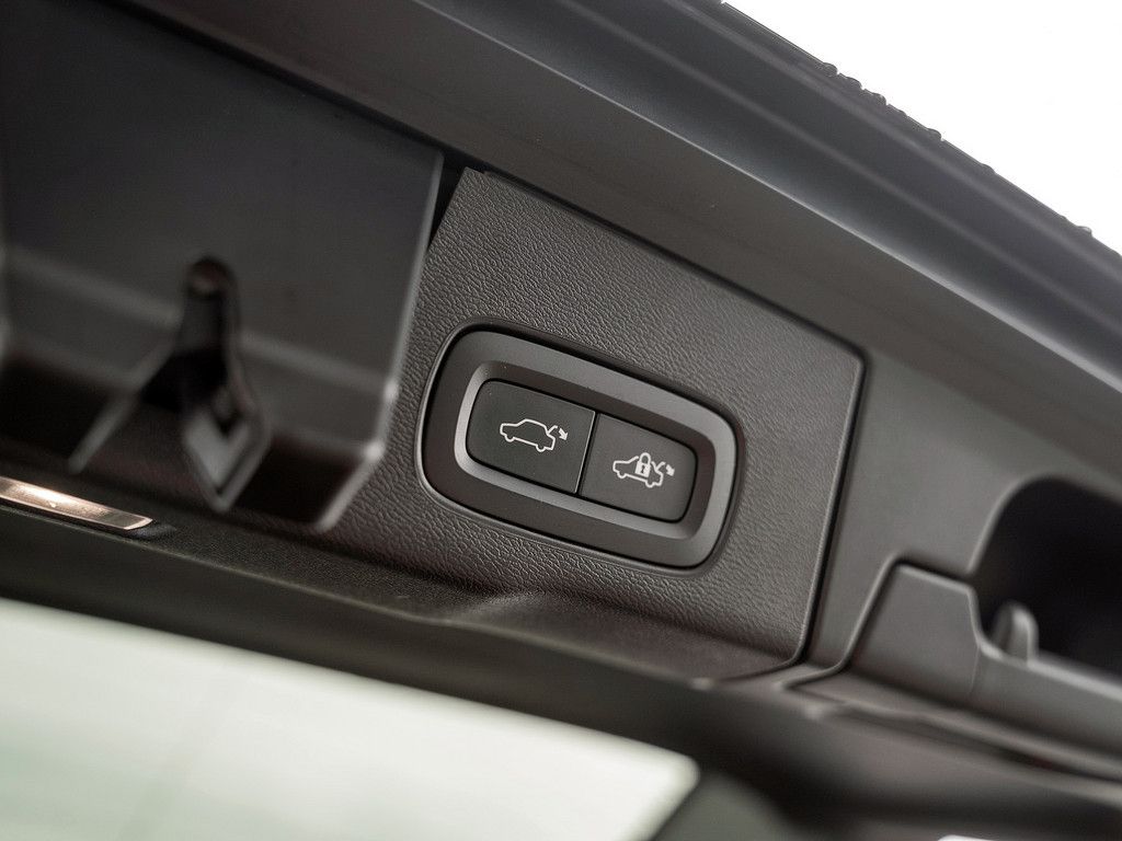 Volvo  T8 R-Design Recharge Plug-In Hybrid AWD
