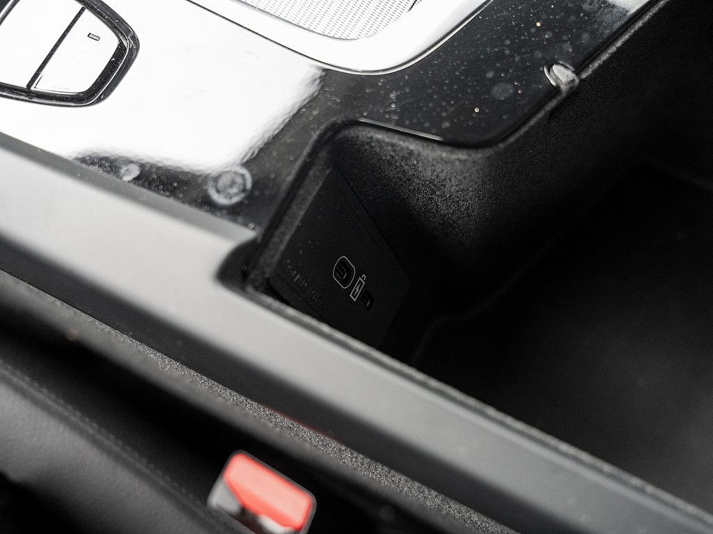Volvo  B4 Plus Dark H/K NAVI W-LAN ACC FACEL. LED