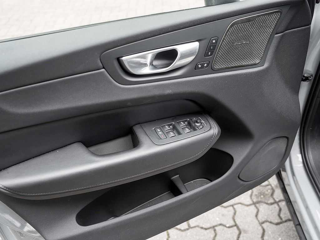 Volvo  B4 Plus Dark H/K NAVI W-LAN ACC FACEL. LED