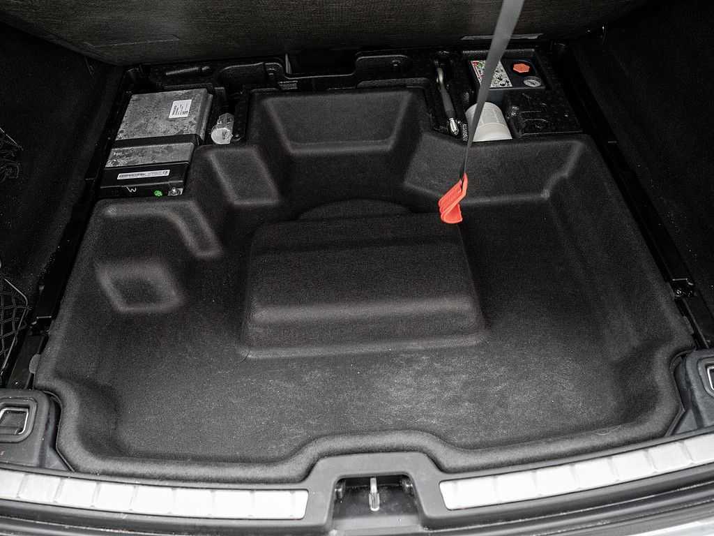 Volvo  B4 Plus Dark H/K NAVI W-LAN ACC FACEL. LED