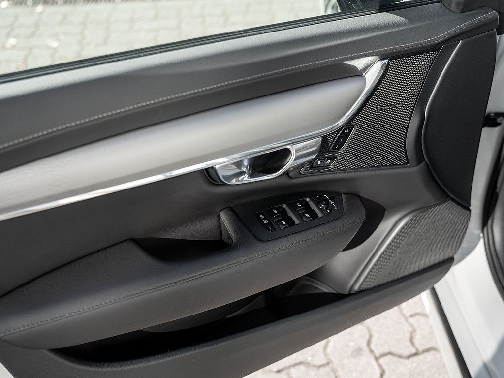 Volvo  T8 AWD Plus Dark