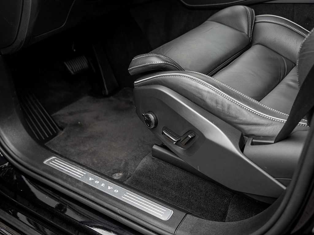 Volvo  Ultimate Dark AWD