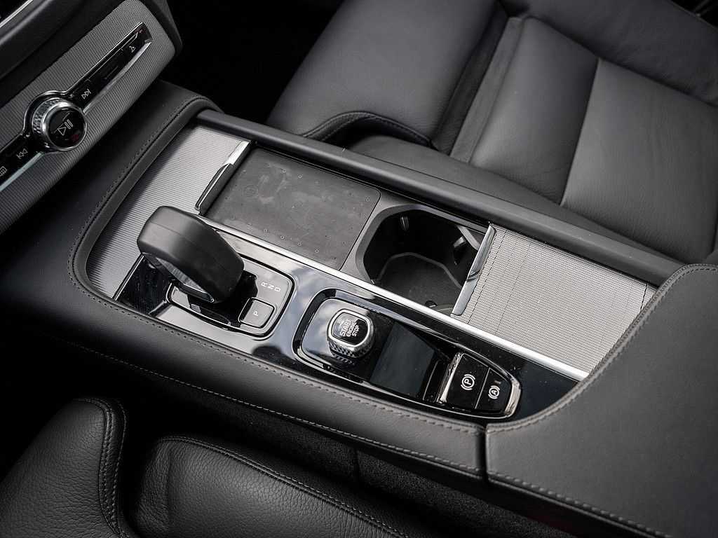 Volvo T8 AWD Plus Dark Panorama, AHK