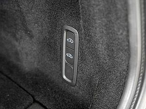 Volvo  B4 AWD R-Design