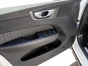 Volvo  B4 Momentum Pro
