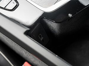 Volvo  B4 Plus Dark