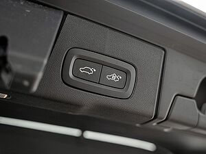 Volvo  B4 Plus Dark