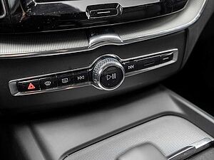 Volvo  B4 Plus Dark H/K NAVI W-LAN ACC FACEL. LED