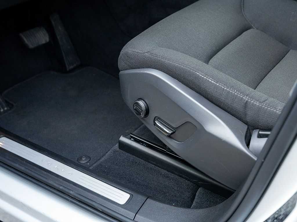 Volvo  B4 Momentum Pro