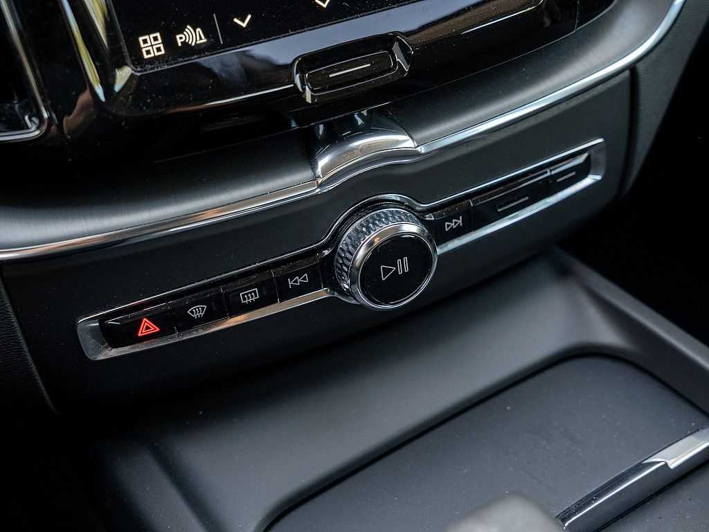 Volvo  B4 Momentum Pro
