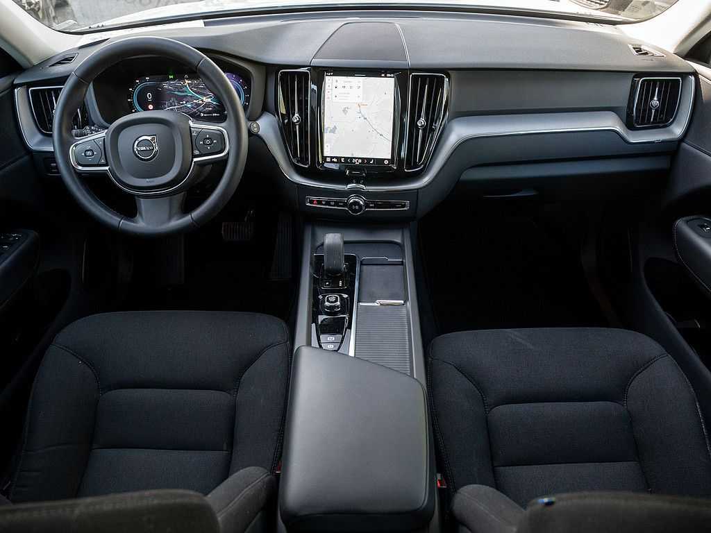 Volvo  B4 Momentum Pro