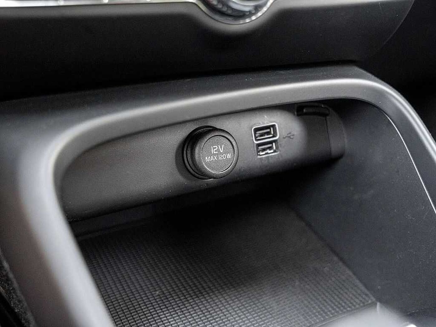 Volvo  T4 Inscription Expression Recharge- NUR GEW
