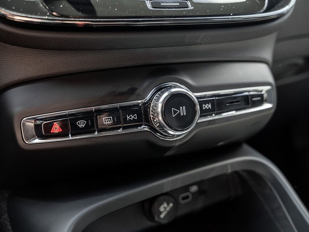 Volvo  R Design Recharge Pure Electric AWD ACC LED