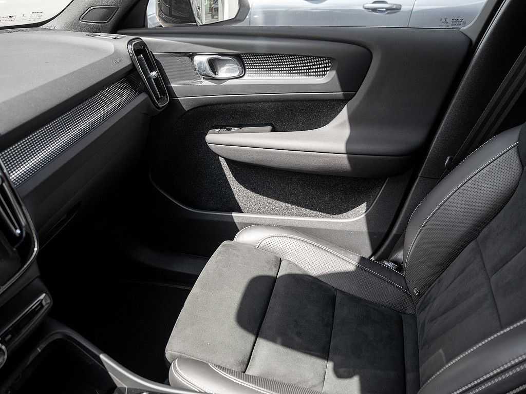 Volvo  R Design Recharge Pure Electric AWD ACC LED