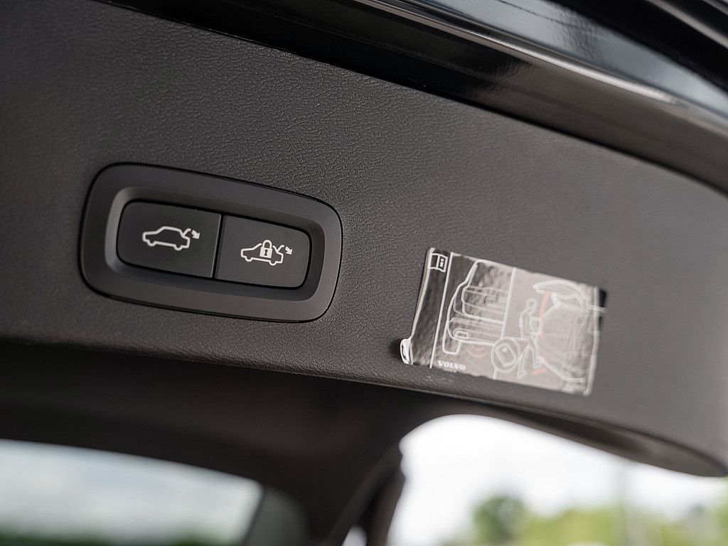 Volvo  R Design Recharge Pure Electric AWD ACC LED
