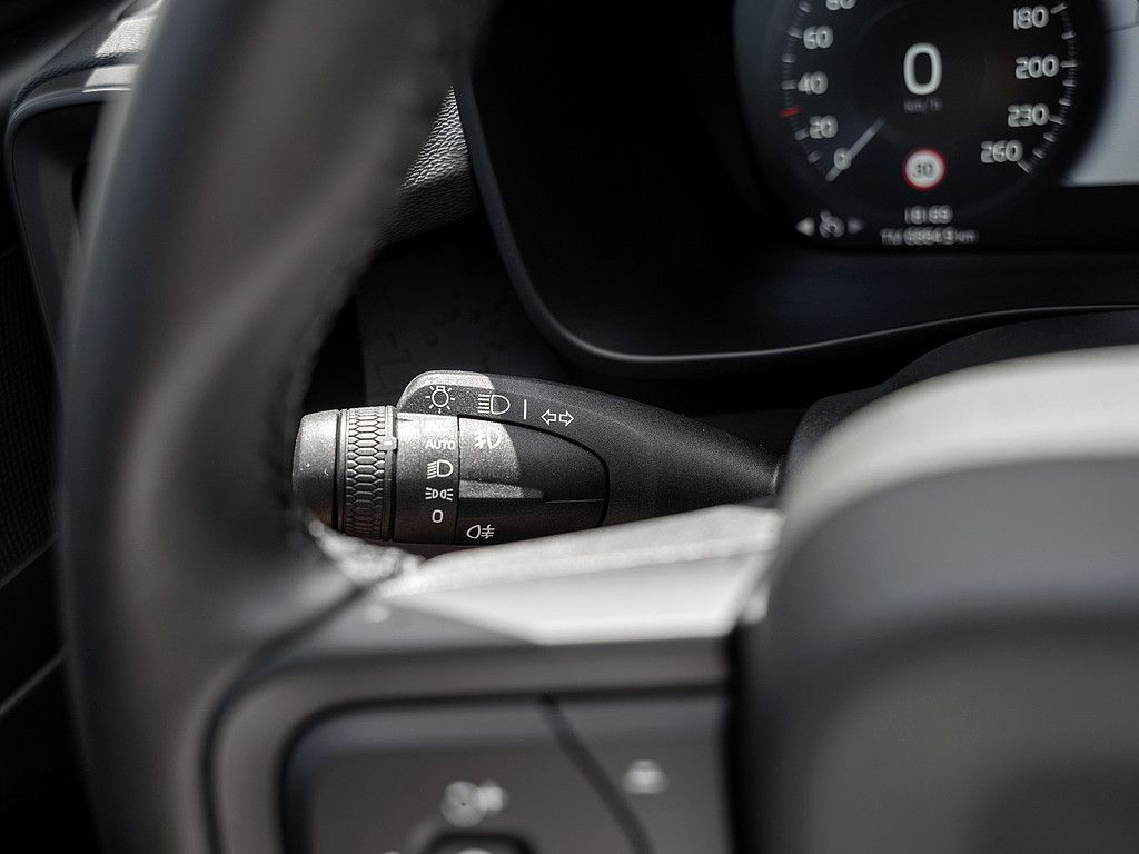 Volvo  T3 Momentum Pro KLIMA PDC NAVI W-LAN LED