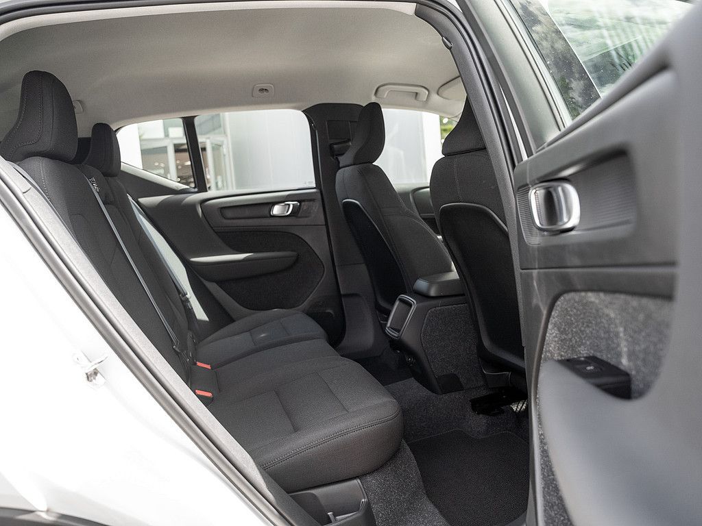 Volvo  T3 Momentum Pro KLIMA PDC NAVI W-LAN LED