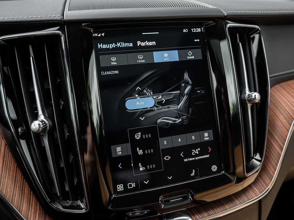 Volvo  T8 AWD Ultra Dark