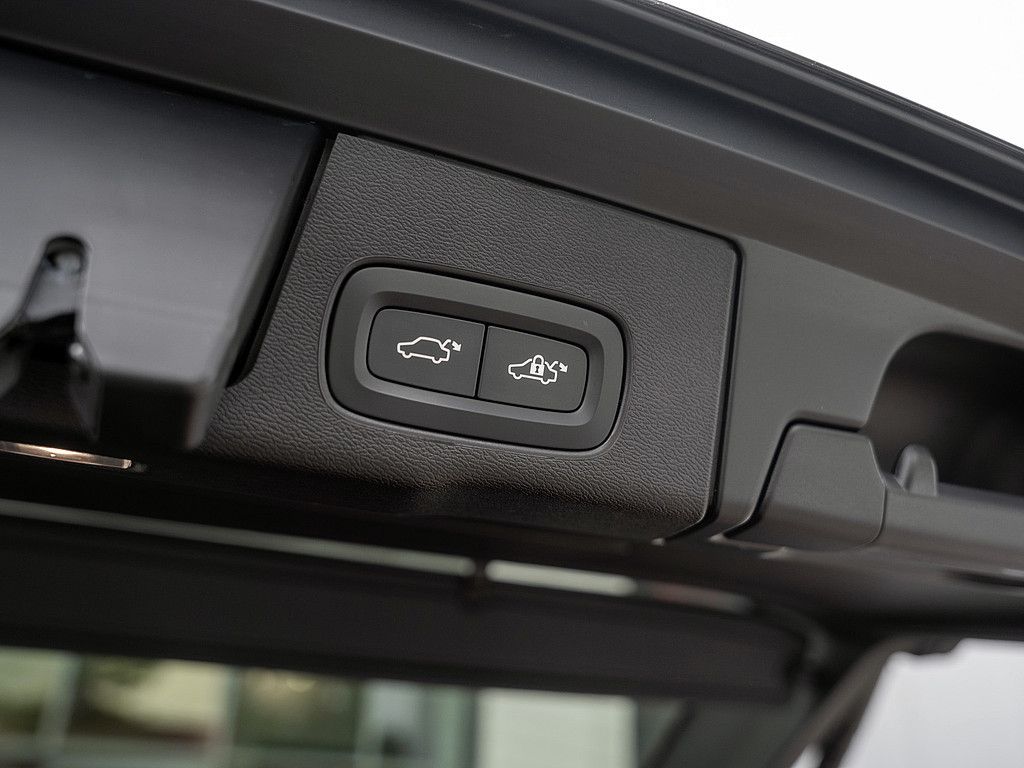 Volvo  T8 AWD Ultra Dark