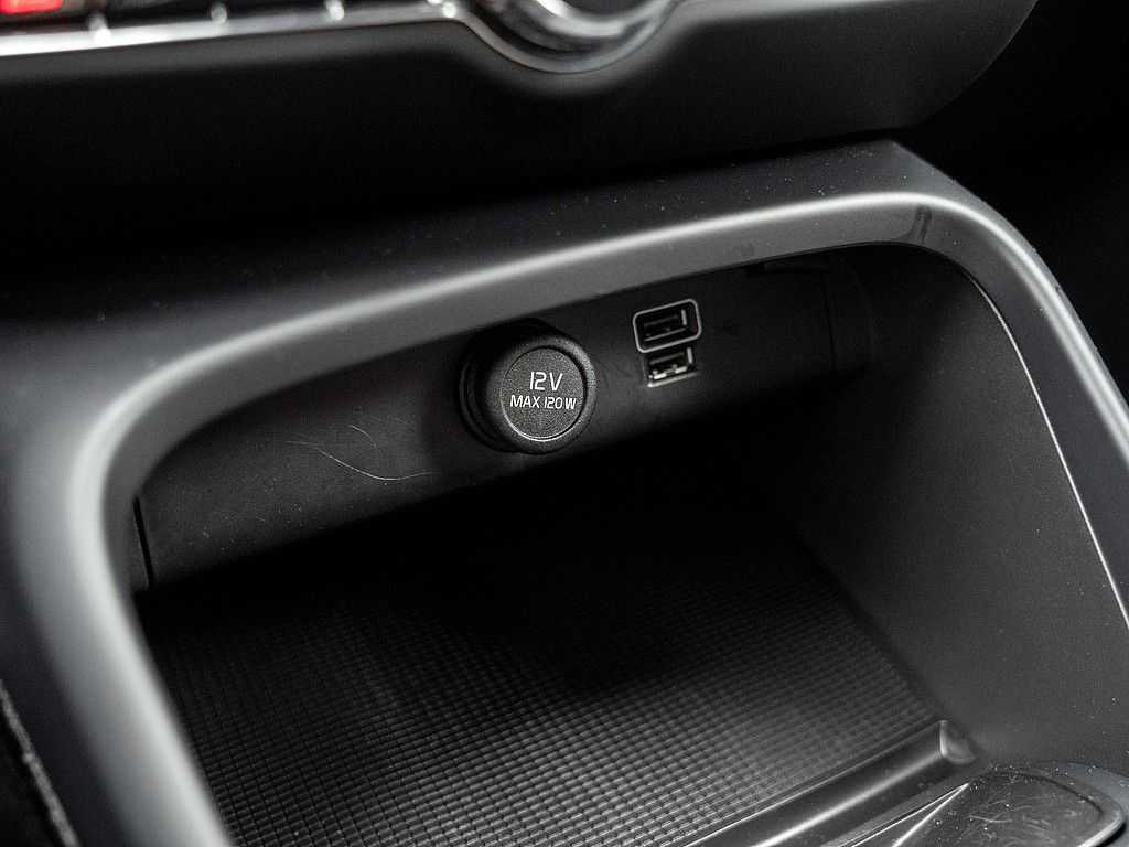 Volvo  T3 Momentum KLIMA PDC SHZ NAVI W-LAN LED