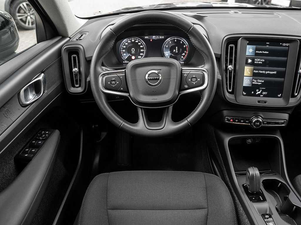 Volvo  T3 Momentum KLIMA PDC SHZ NAVI W-LAN LED