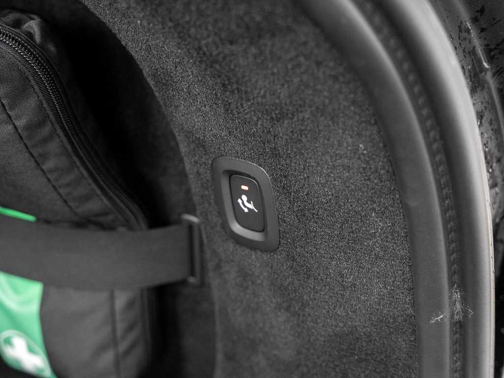 Volvo  B4 Momentum Pro LED AHK RÜCKFAHRKAMERA