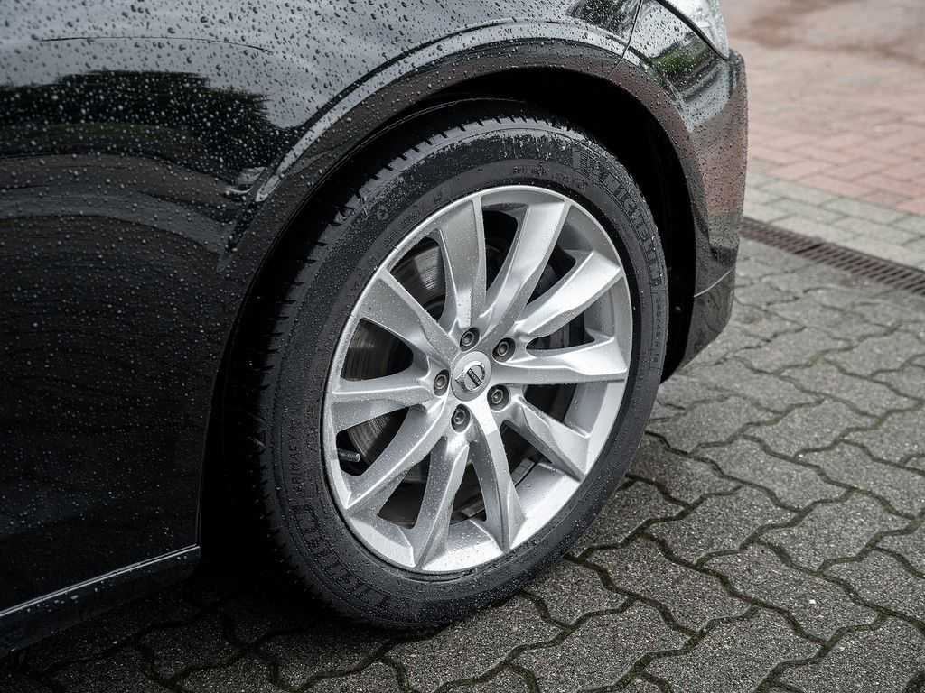 Volvo  B4 Momentum Pro LED AHK RÜCKFAHRKAMERA