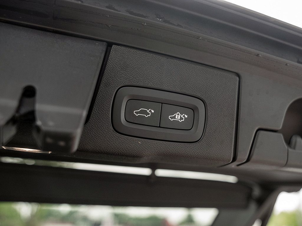 Volvo  B4 Plus Dark H/K NAVI W-LAN ACC FACEL. LED