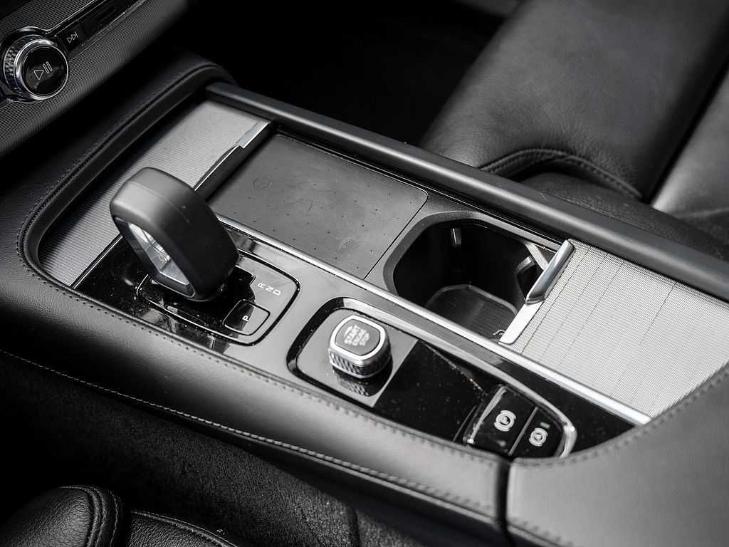 Volvo  T8 AWD Core