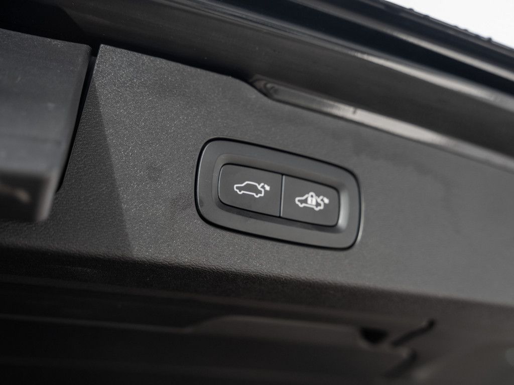 Volvo  T6 AWD Recharge Core