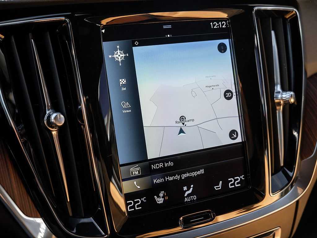 Volvo  B4 AWD Pro