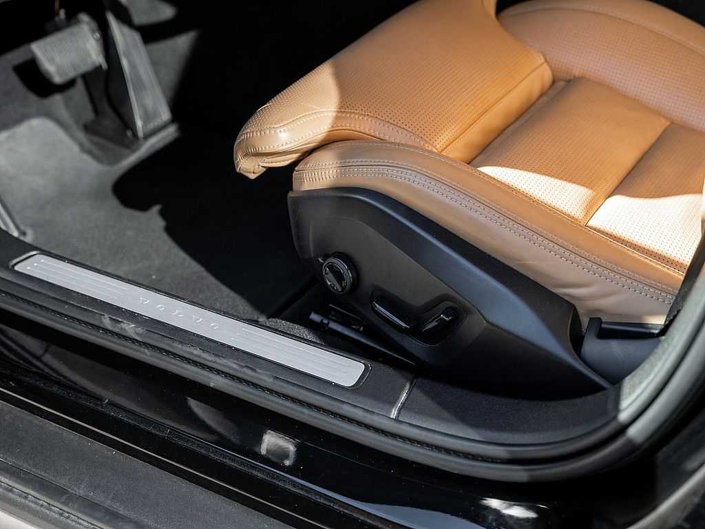 Volvo  B4 AWD Pro