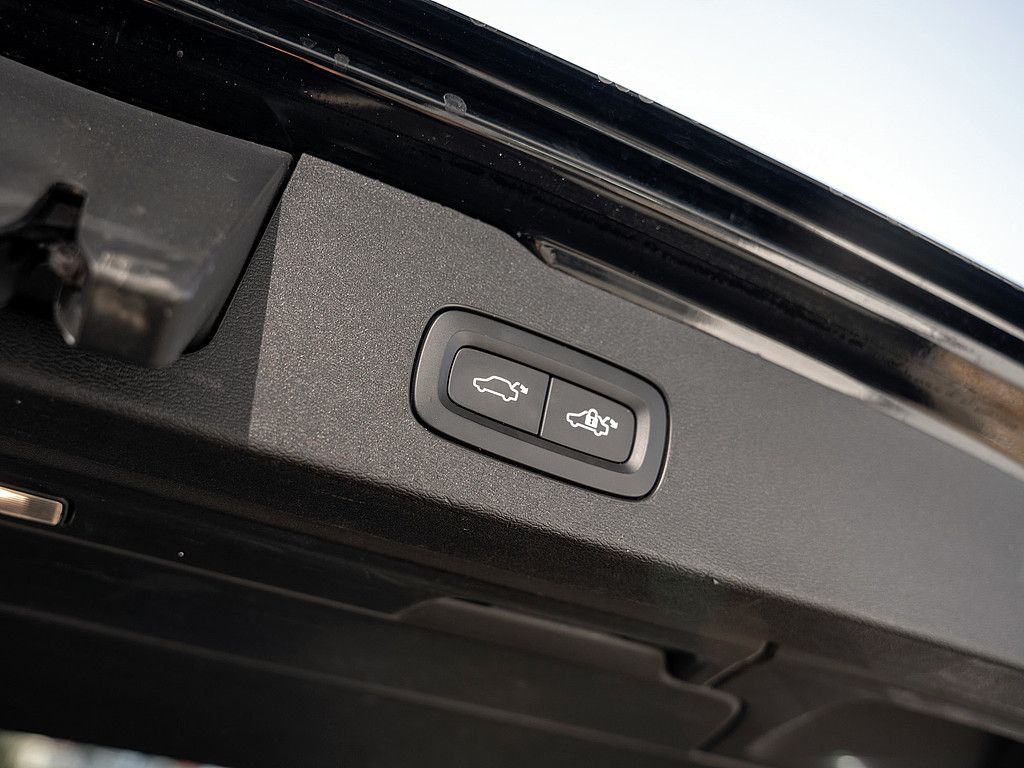 Volvo  B4 AWD Pro
