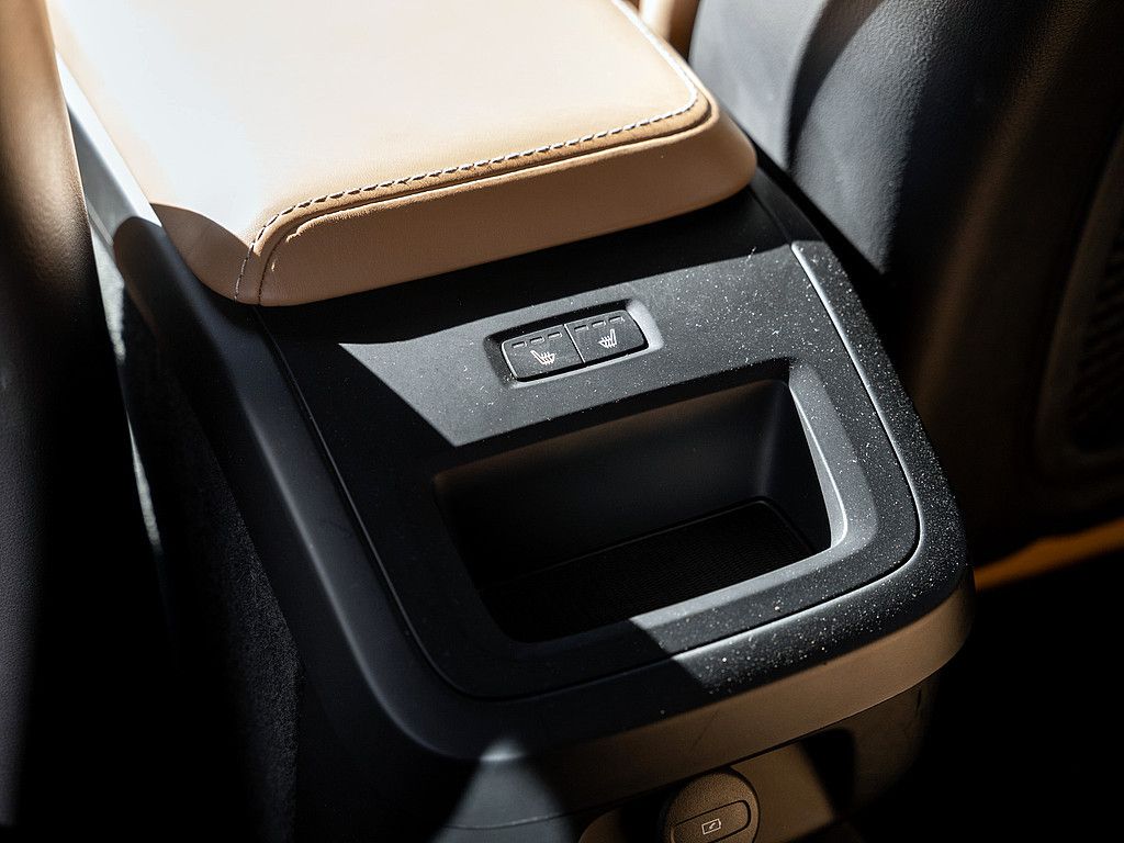 Volvo  B4 AWD Pro