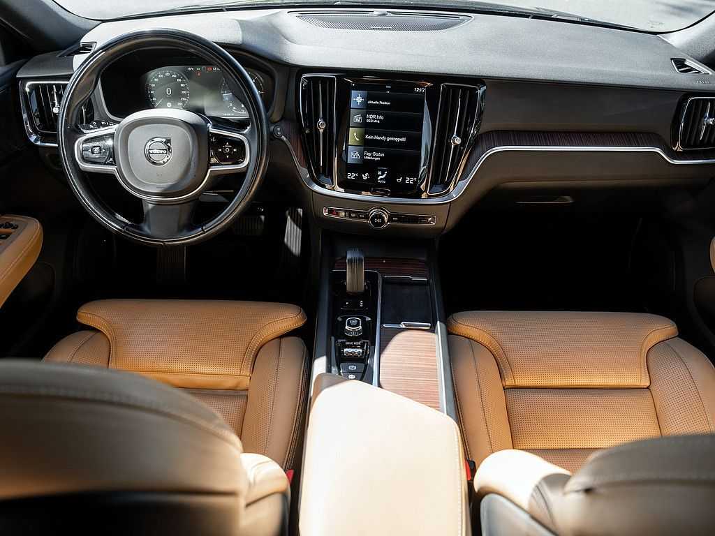 Volvo  B4 AWD Pro