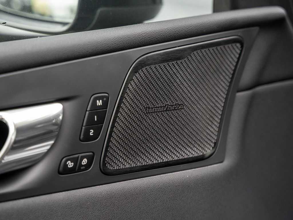 Volvo  T6 AWD R Design