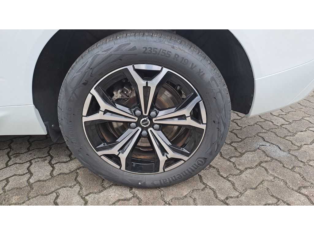 Volvo  B4 Momentum Pro