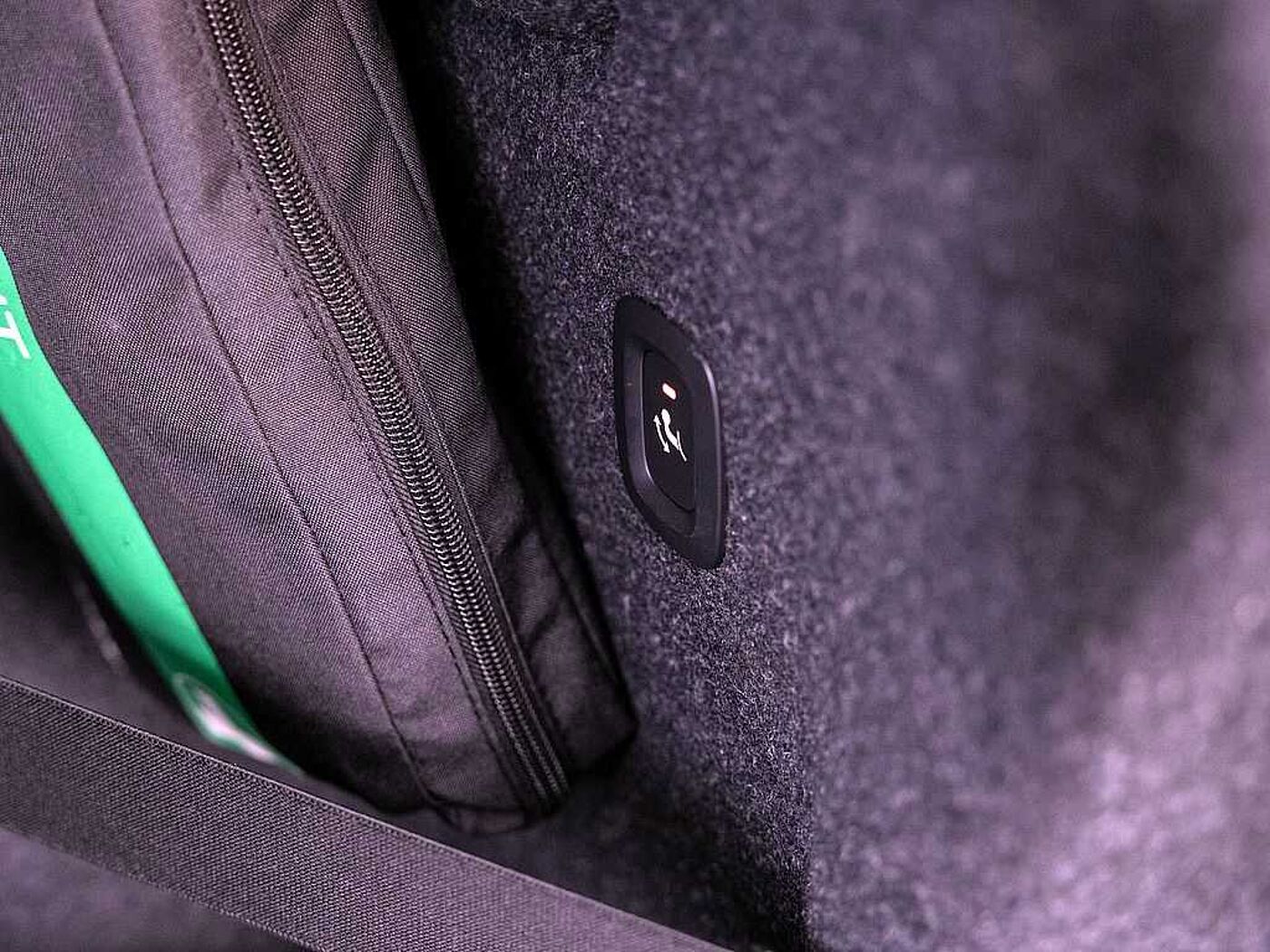 Volvo  T5 Recharge R Design Expression ACC, AHK