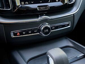 Volvo  B4 Momentum Pro