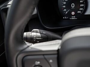 Volvo  T3 Momentum Pro KLIMA PDC NAVI W-LAN LED