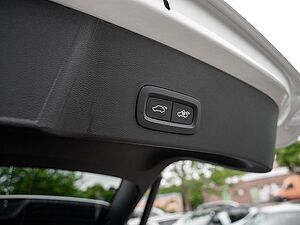 Volvo  B4 Ultra Dark AHK ACC FACEL. LED PANO 360°