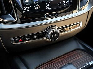 Volvo  B4 AWD Pro
