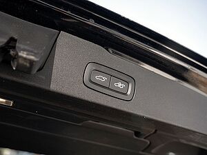Volvo  B4 AWD Pro