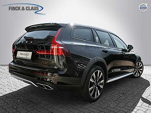 Volvo  B4 AWD Pro