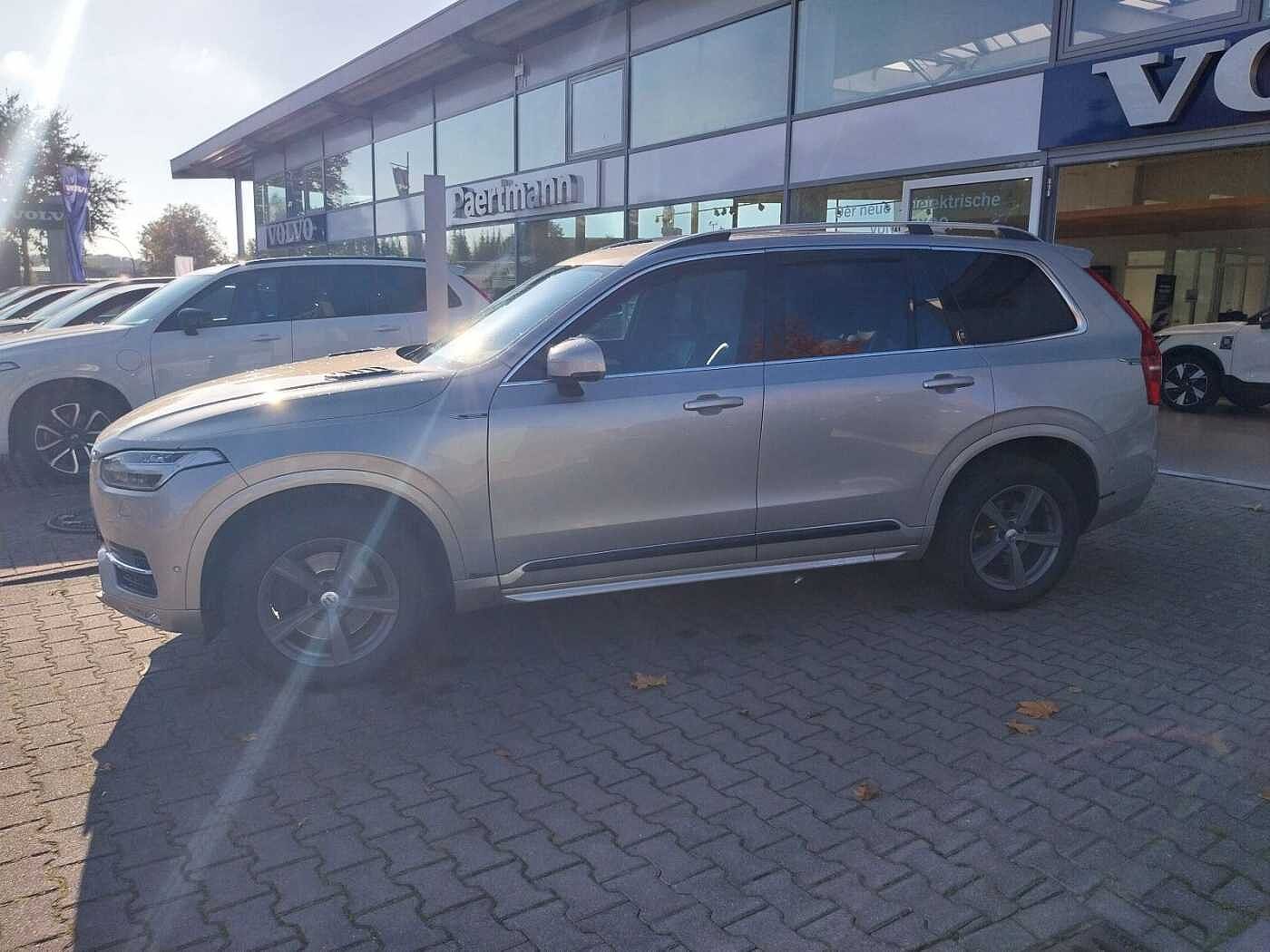 Volvo  D5 Momentum AWD LED, AHK, Navi,