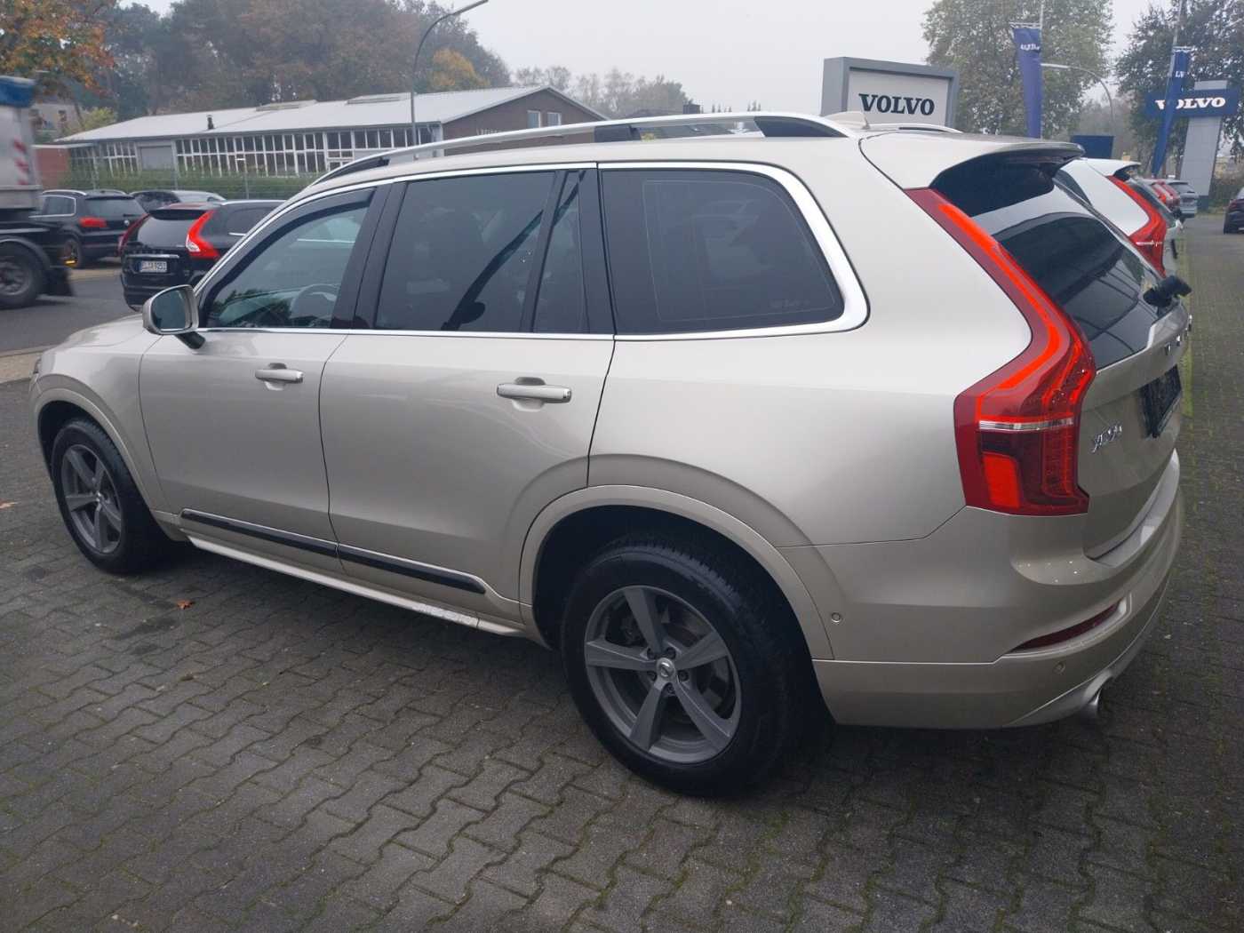 Volvo  D5 Momentum AWD LED, AHK, Navi,