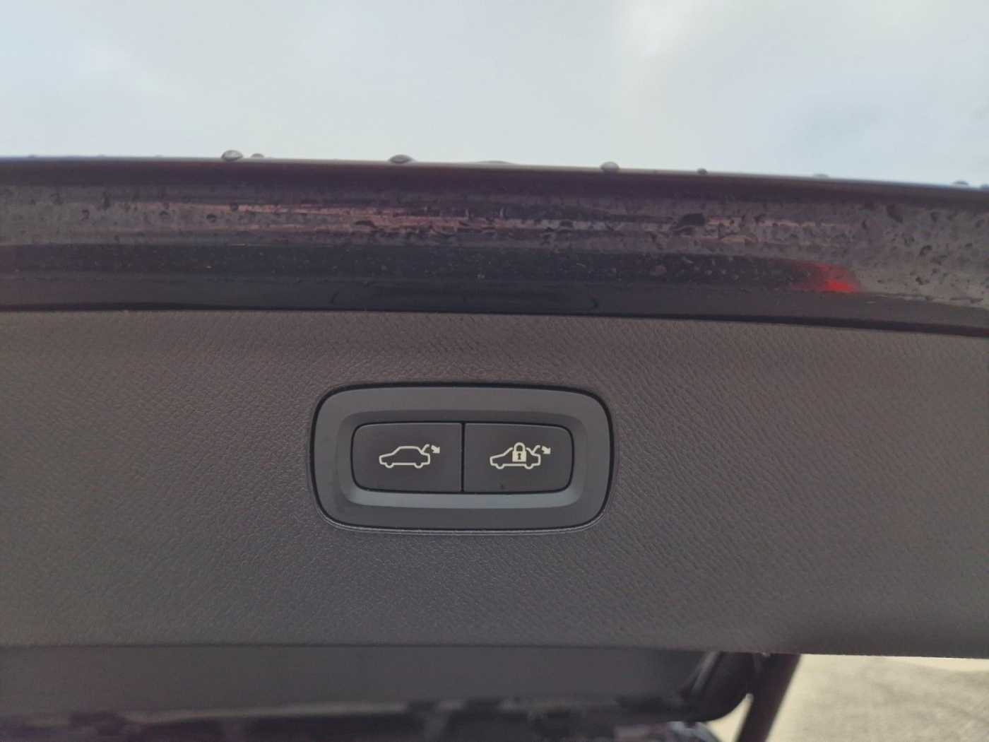 Volvo  Ultra Dark T8 Recharge Plug-In Hybrid AWD