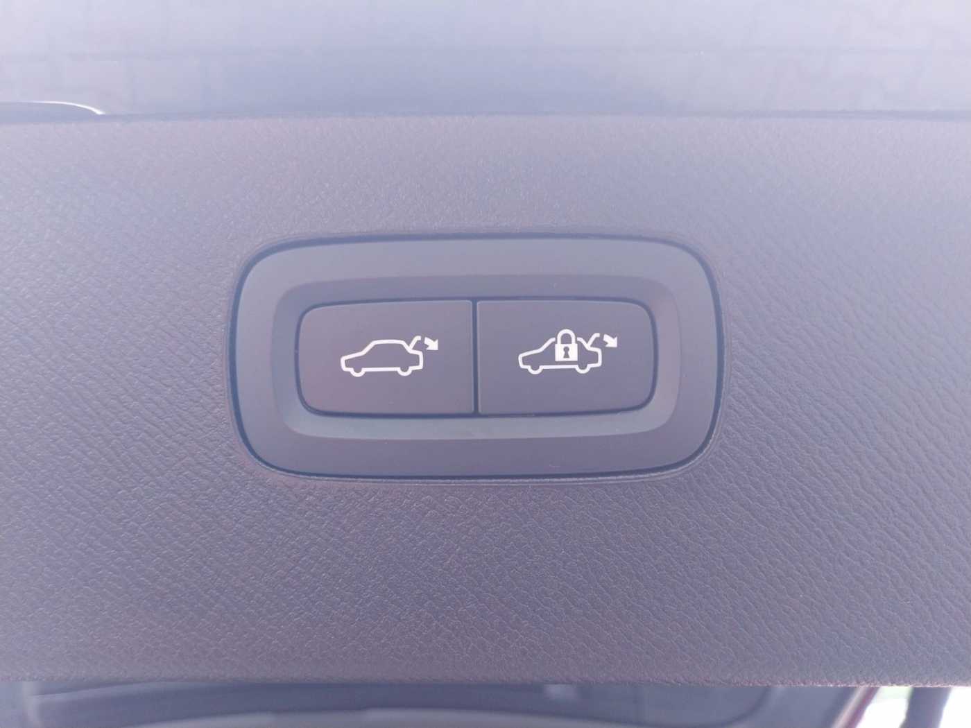 Volvo  Ultimate Bright Recharge Plug-In Hybrid AWD